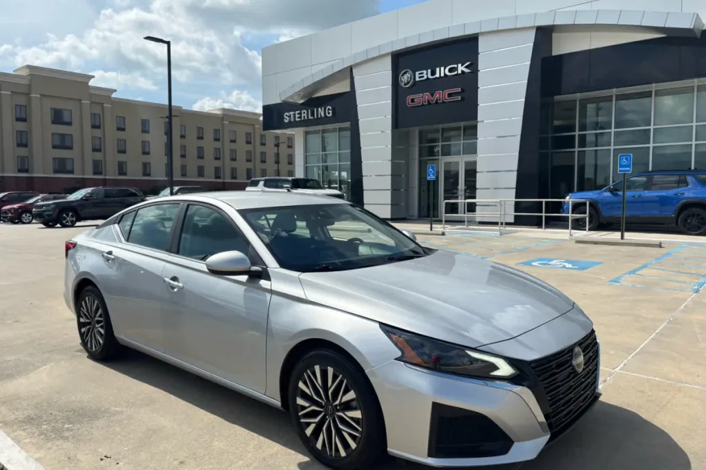 2023 Nissan Altima 2.5 SV photo 1