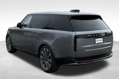 2025 Land Rover Range Rover SE photo 3