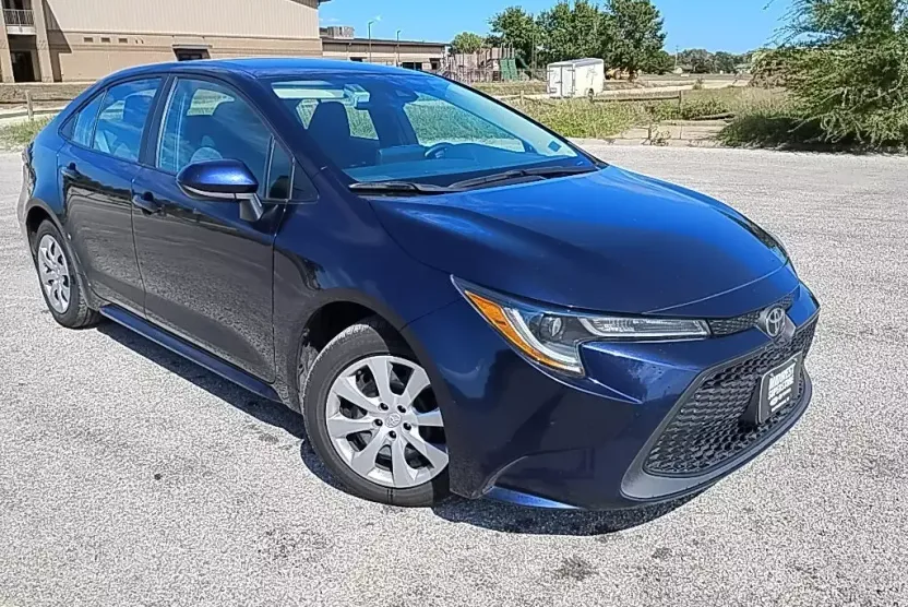 2022 Toyota Corolla LE photo 1
