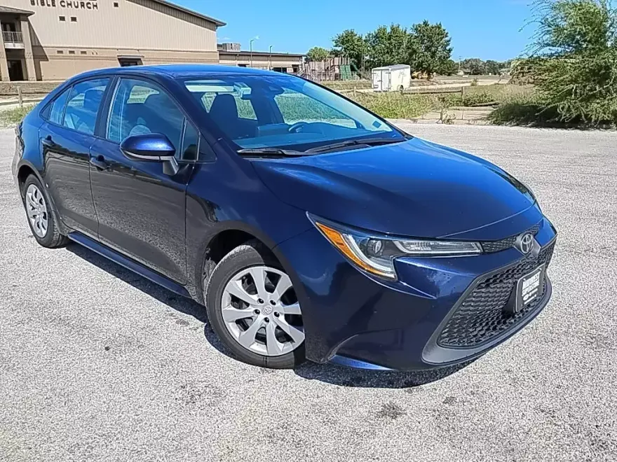 2022 Toyota Corolla LE photo 1