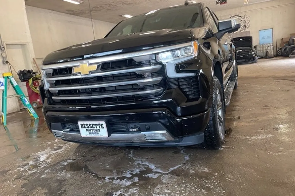 2023 Chevrolet Silverado 1500 High Country photo 1