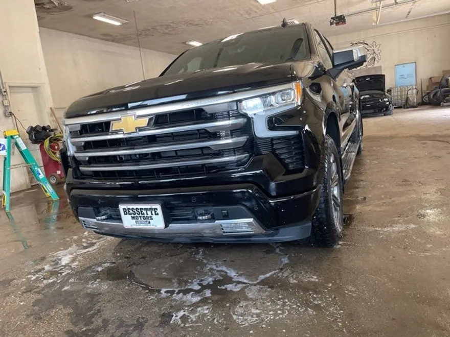 2023 Chevrolet Silverado 1500 High Country photo 1