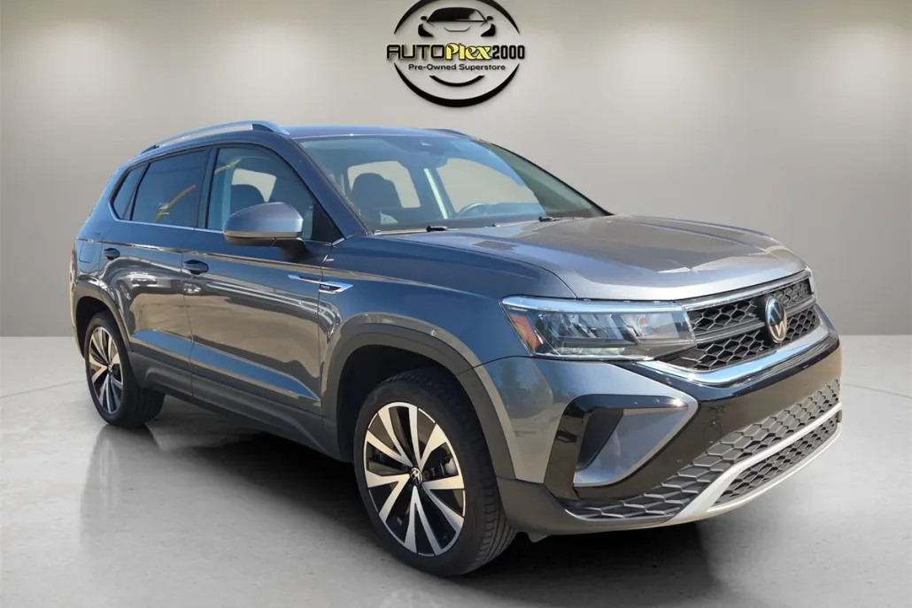 2024 Volkswagen Taos SE photo 1