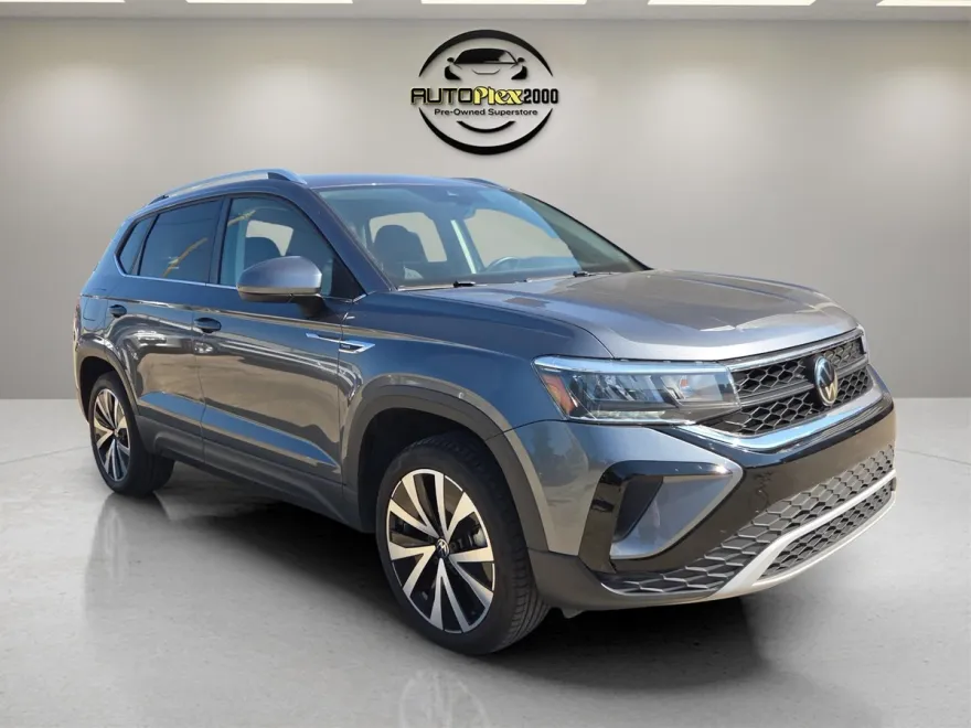 2024 Volkswagen Taos SE photo 1