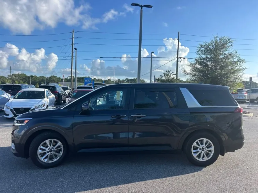 2022 Kia Carnival LXS photo 1