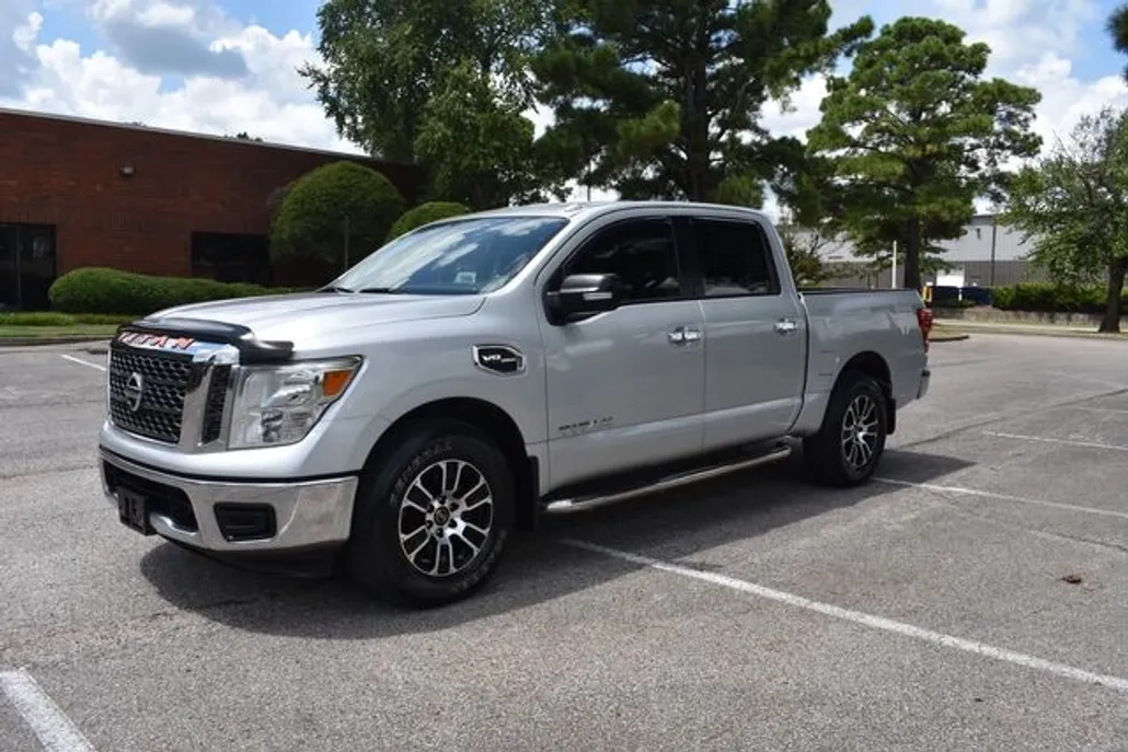 2017 Nissan Titan SV photo 1