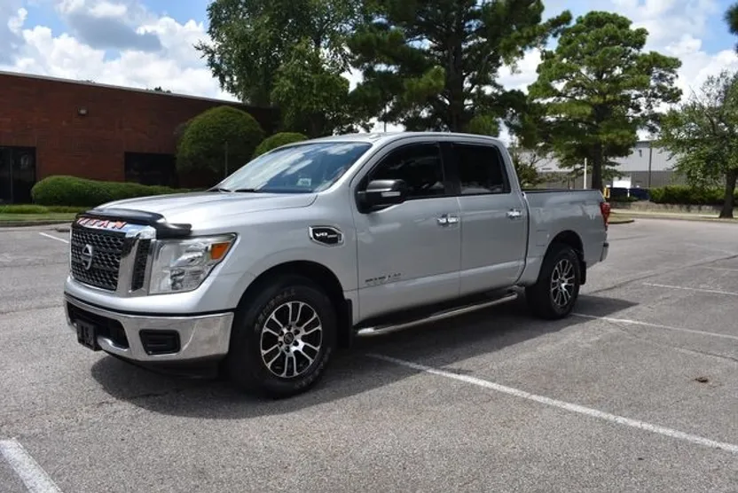 2017 Nissan Titan SV photo 1
