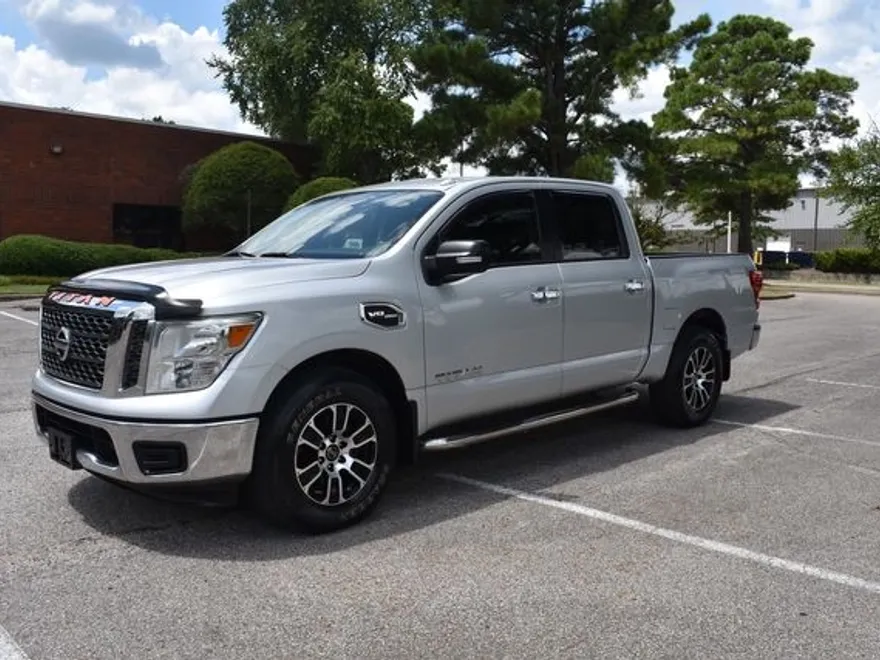 2017 Nissan Titan SV photo 1
