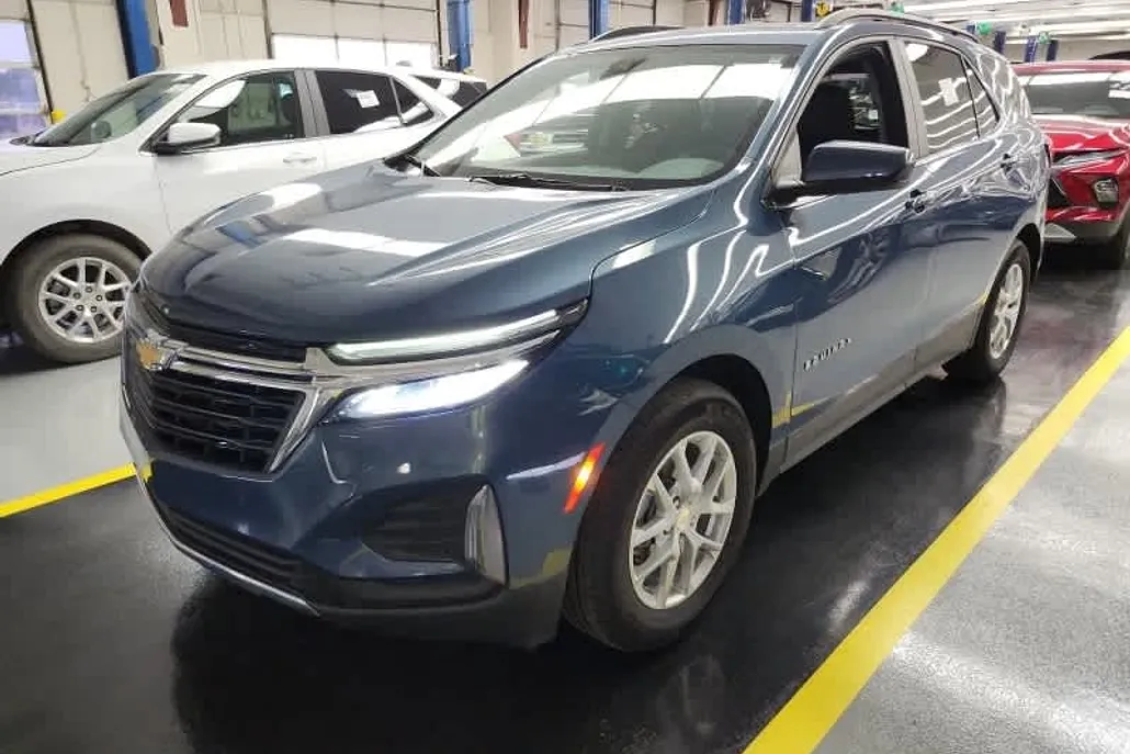 2024 Chevrolet Equinox LT photo 1