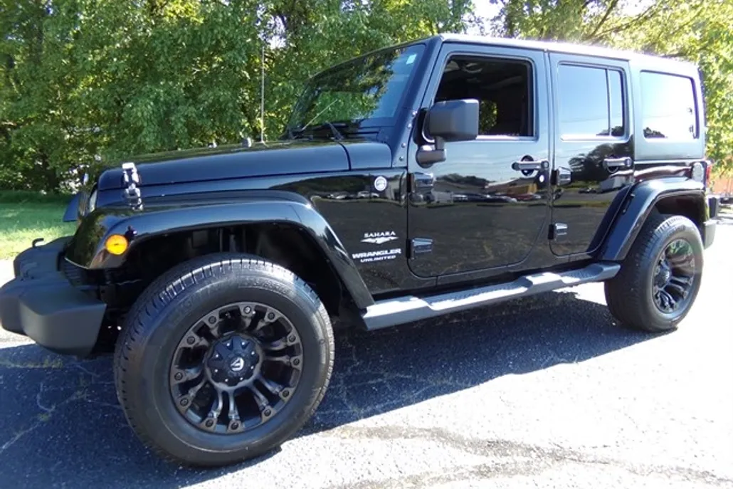 2013 Jeep Wrangler Unlimited Sahara photo 1