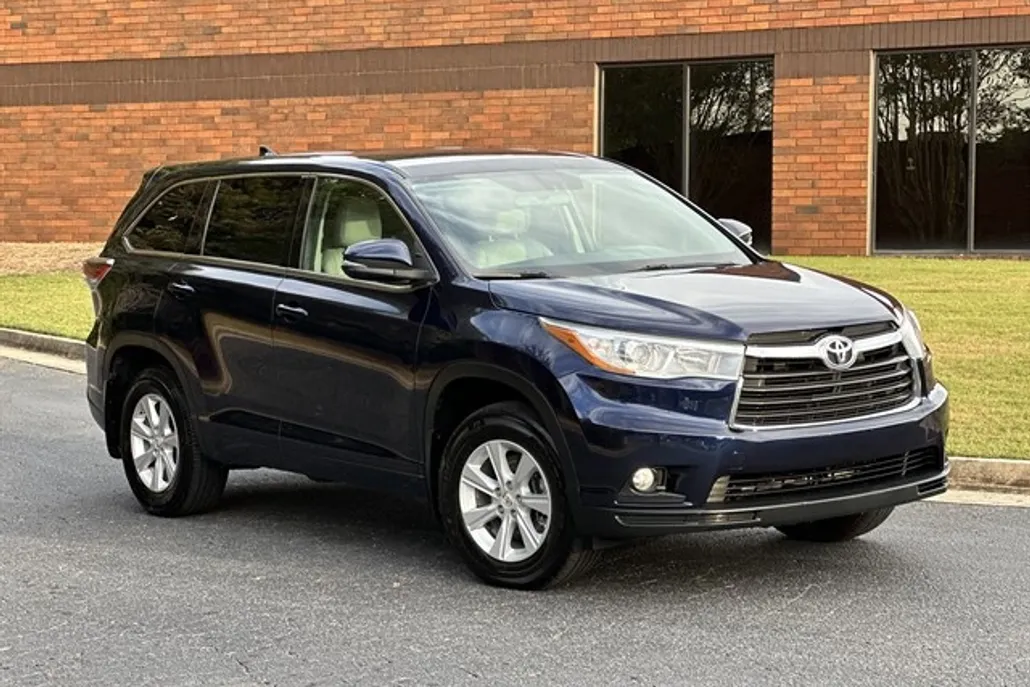 2016 Toyota Highlander LE Plus photo 1