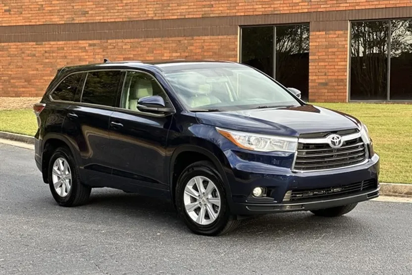 2016 Toyota Highlander LE Plus photo 1