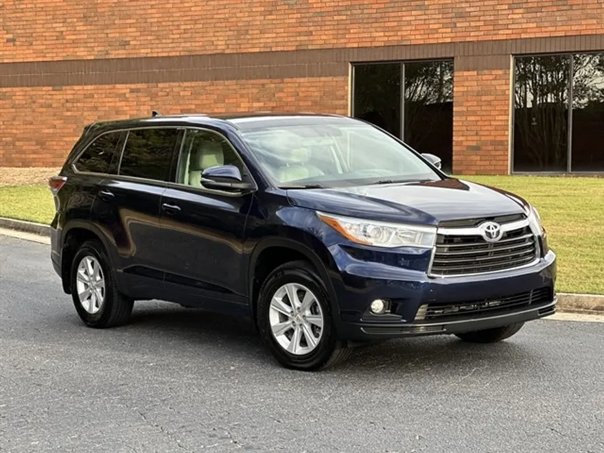 2016 Toyota Highlander LE Plus photo 1