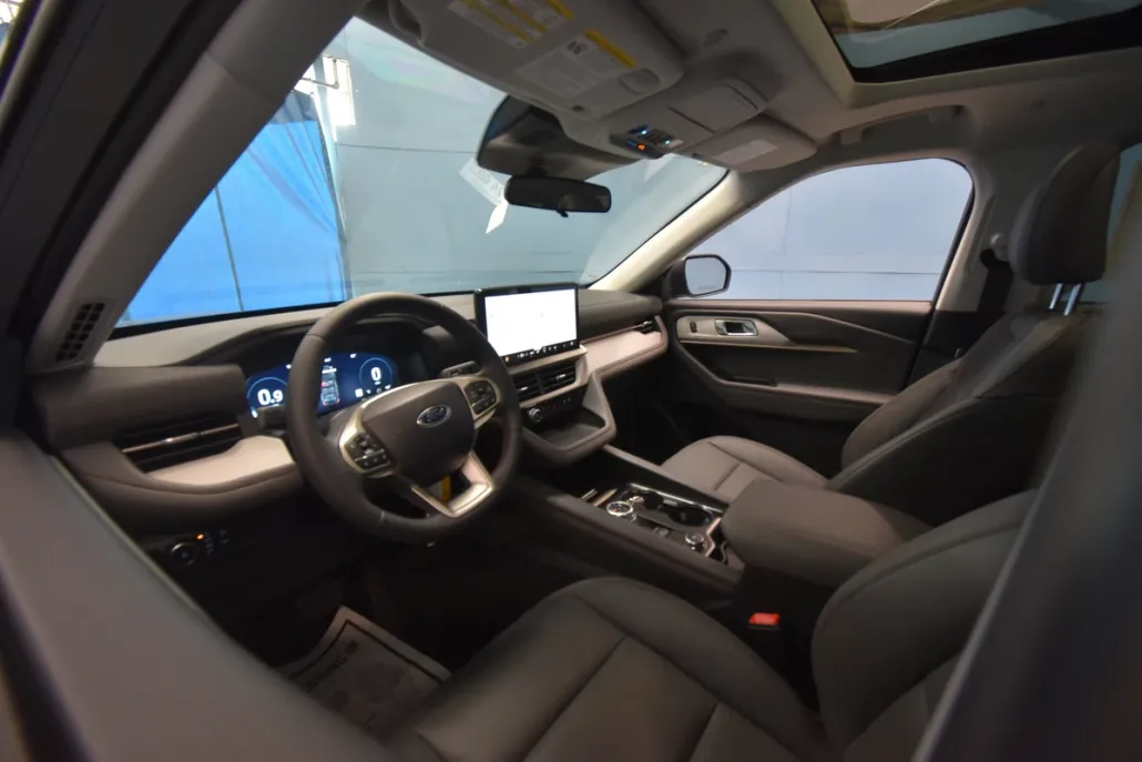 2025 Ford Explorer photo 1