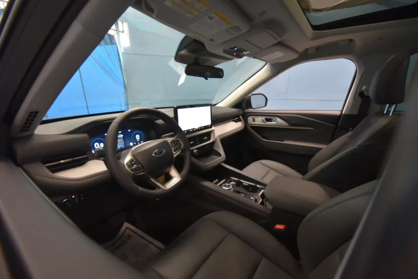 2025 Ford Explorer photo 1