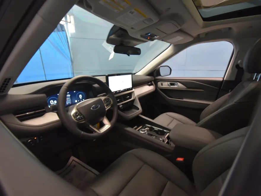 2025 Ford Explorer photo 1