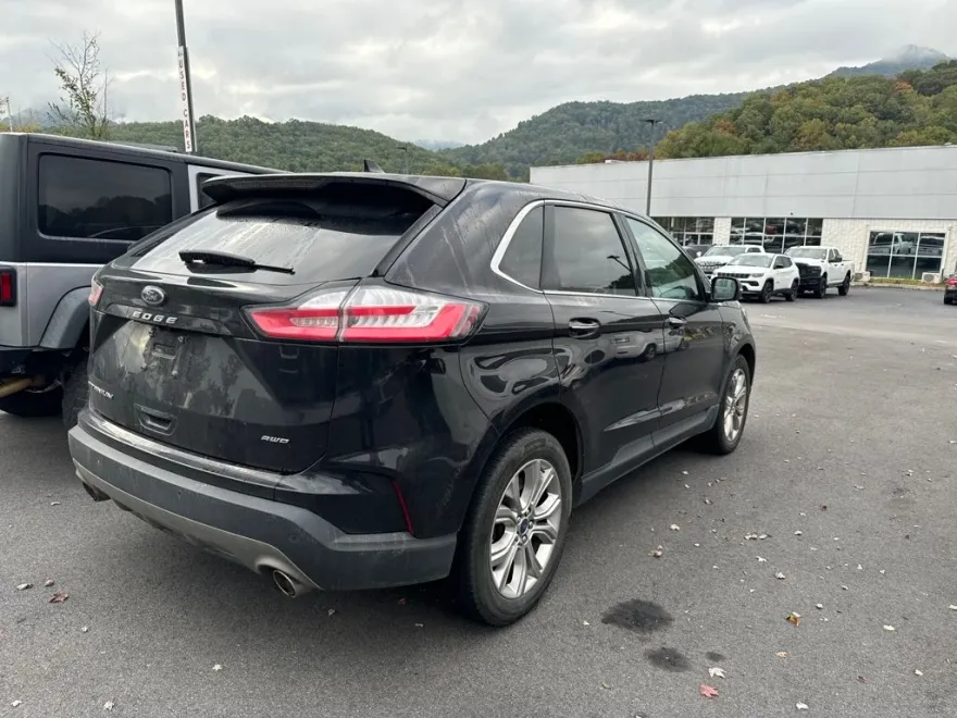 2022 Ford Edge Titanium photo 1