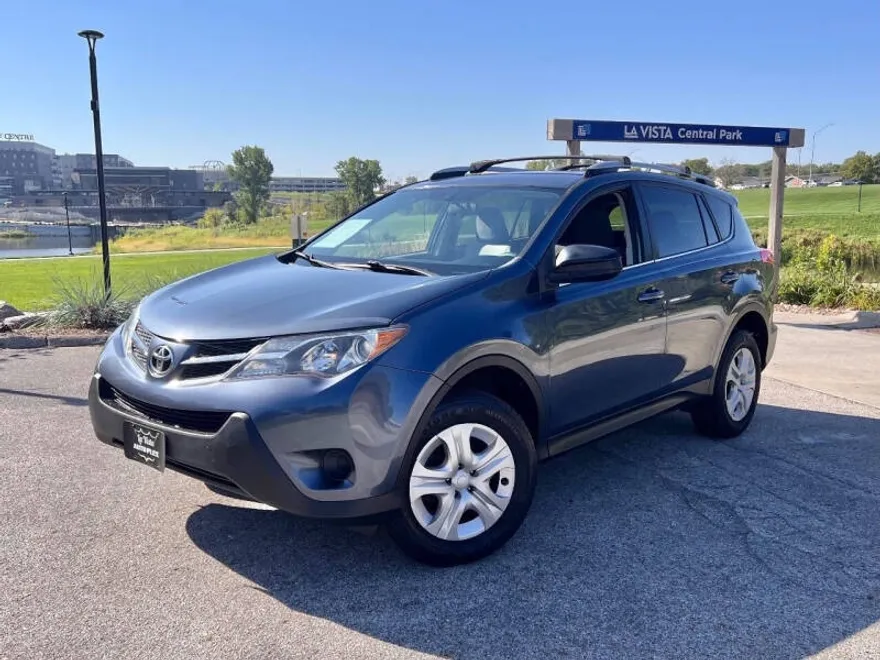 2013 Toyota RAV4 LE photo 1