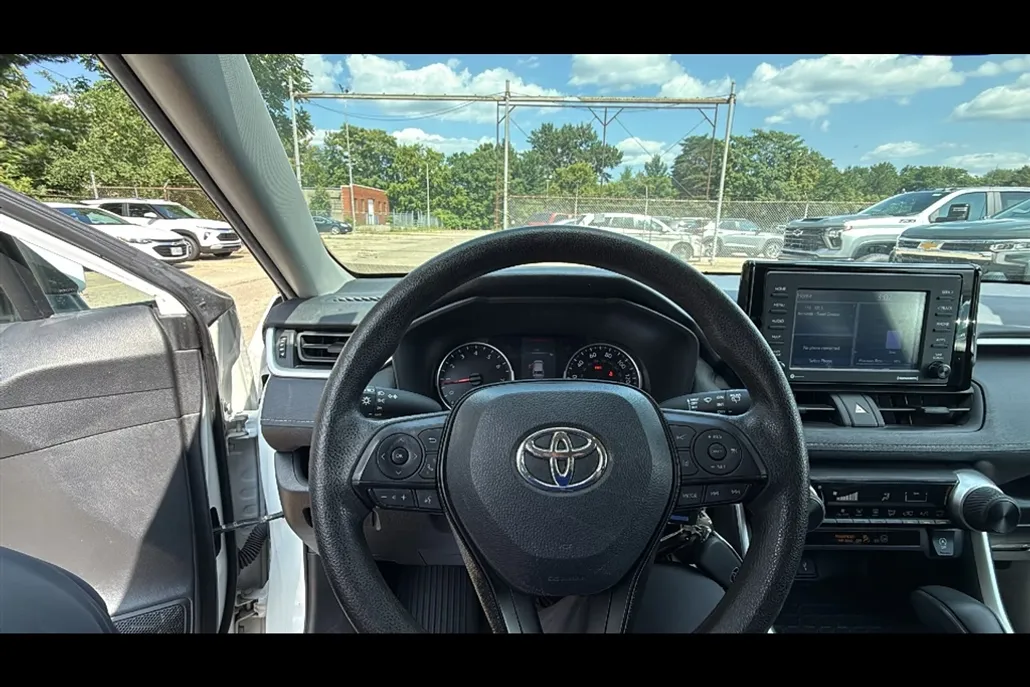 2022 Toyota RAV4 LE photo 1