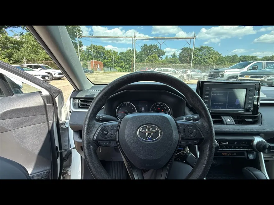 2022 Toyota RAV4 LE photo 1