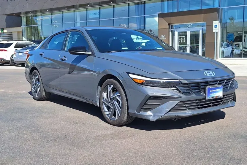 2025 Hyundai Elantra SEL Sport photo 1