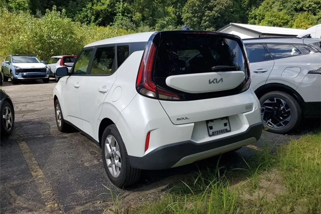 2023 Kia Soul LX photo 1
