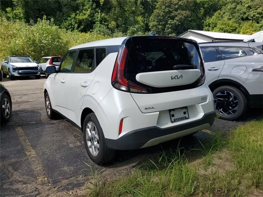 2023 Kia Soul LX photo 1
