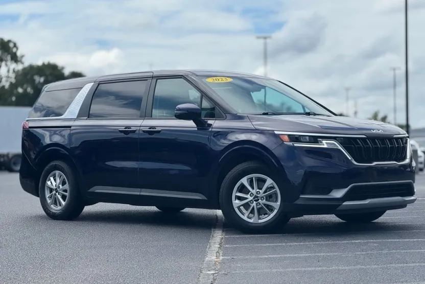 2023 Kia Carnival LX photo 1