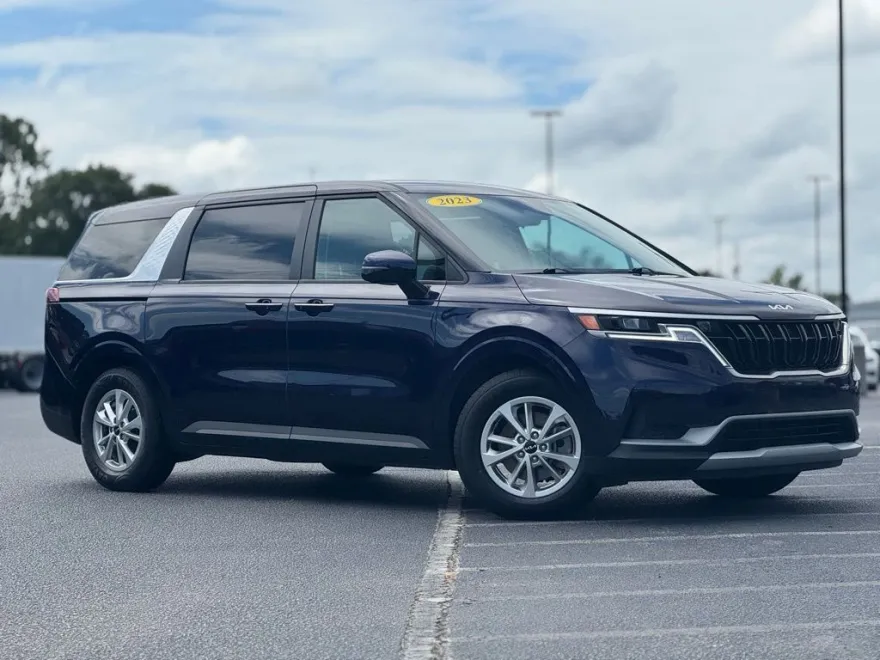 2023 Kia Carnival LX photo 1