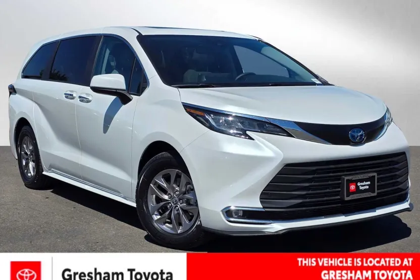 2023 Toyota Sienna XLE photo 1