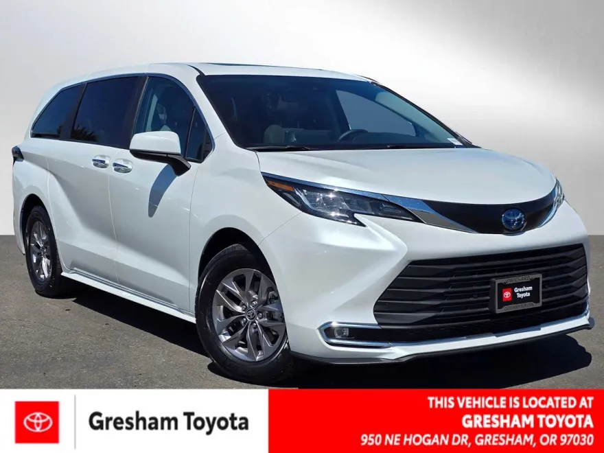 2023 Toyota Sienna XLE photo 1