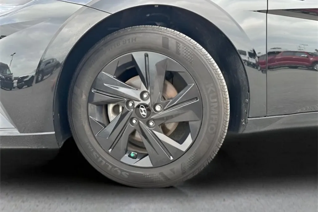 2023 Hyundai Elantra SEL photo 1