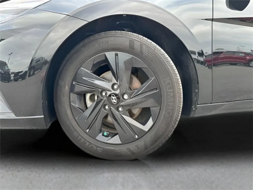 2023 Hyundai Elantra SEL photo 1