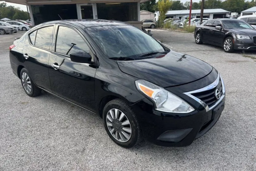2019 Nissan Versa S photo 1