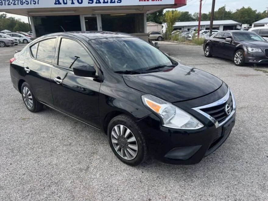 2019 Nissan Versa S photo 1