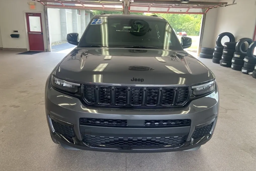 2025 Jeep Grand Cherokee Limited photo 1