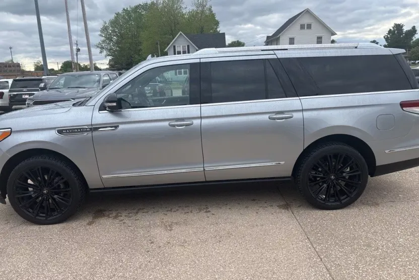 2022 Lincoln Navigator L Reserve photo 1