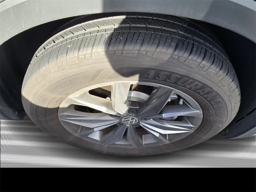 2023 Volkswagen Tiguan SE photo 1