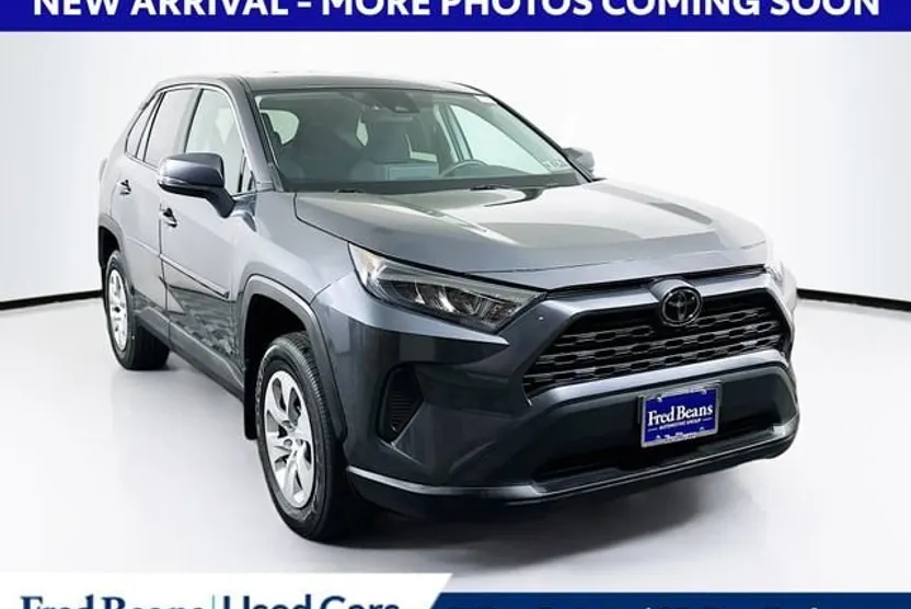 2022 Toyota RAV4 LE photo 1