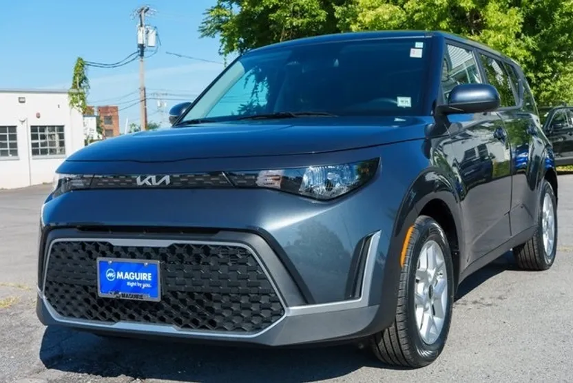 2023 Kia Soul LX photo 1