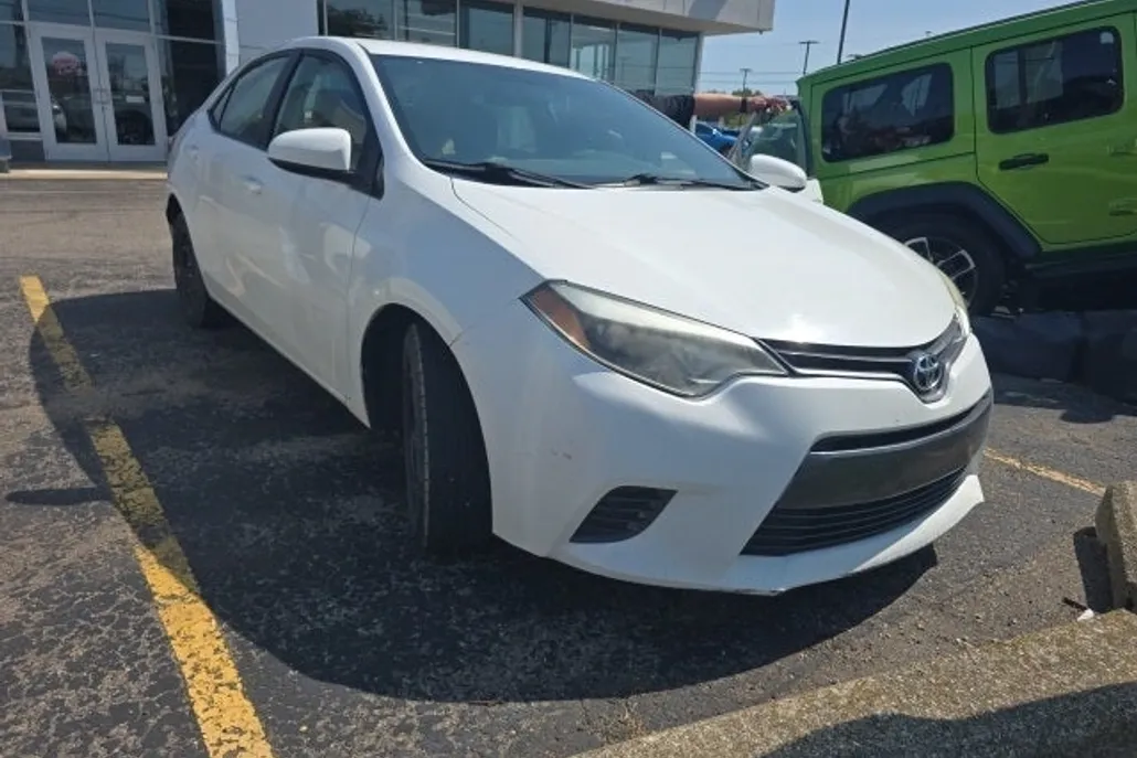 2015 Toyota Corolla LE photo 1