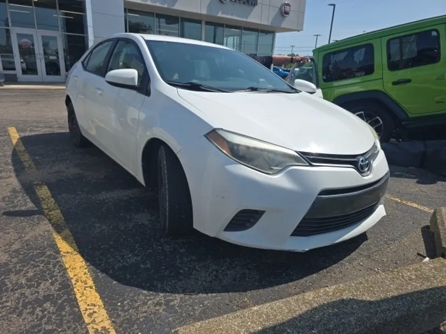2015 Toyota Corolla LE photo 1