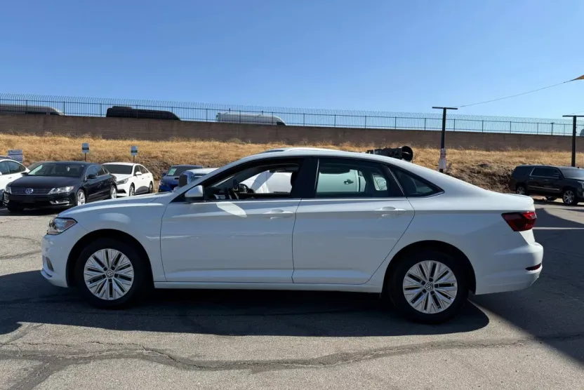 2019 Volkswagen Jetta SE R-Line photo 1