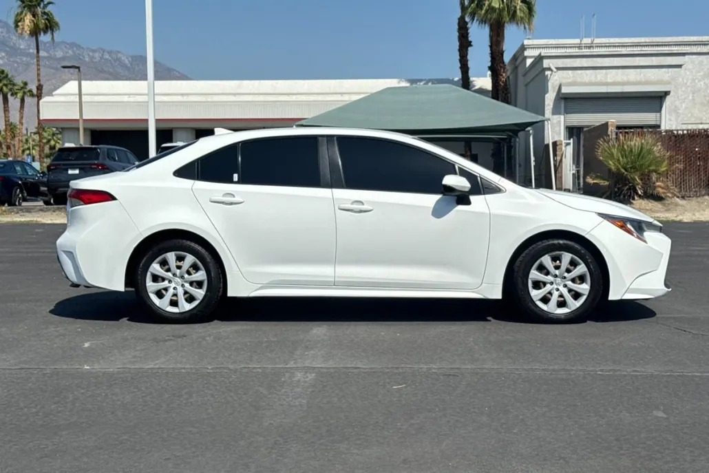 2021 Toyota Corolla LE photo 1