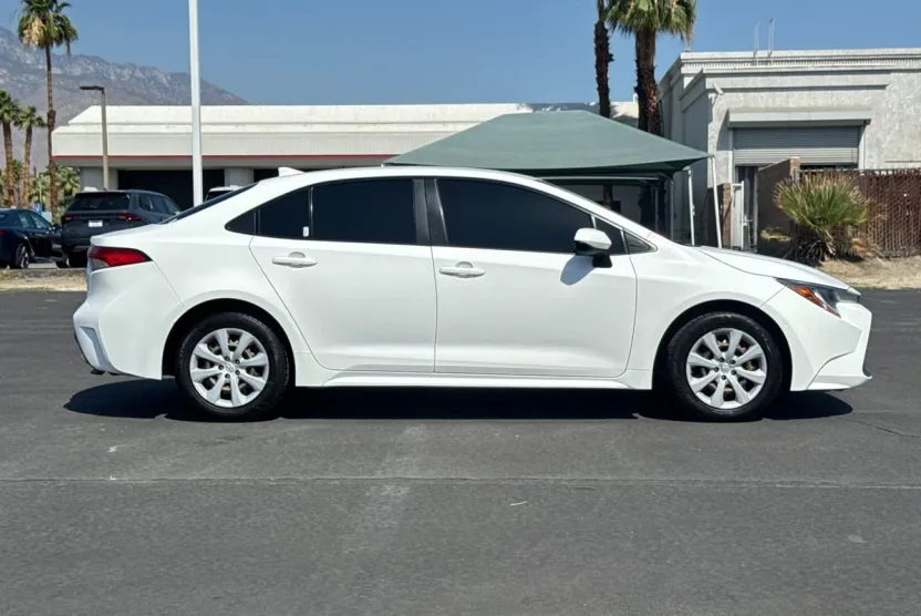 2021 Toyota Corolla LE photo 1