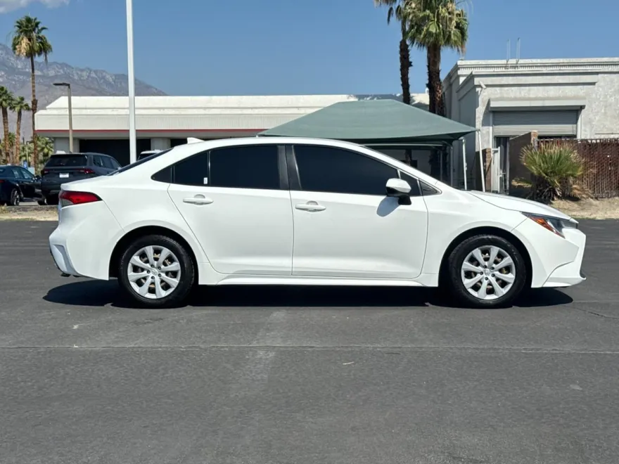 2021 Toyota Corolla LE photo 1