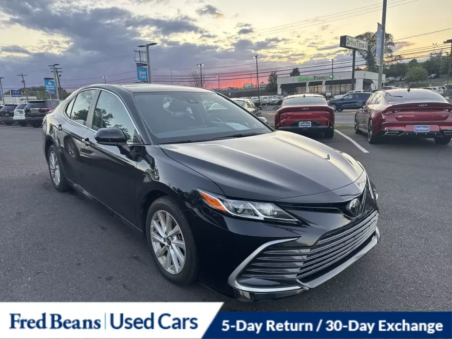 2022 Toyota Camry LE photo 1