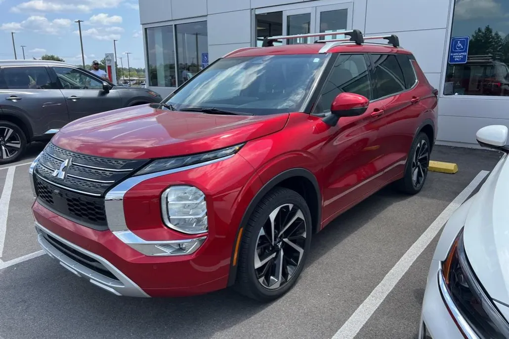 2022 Mitsubishi Outlander SEL photo 1
