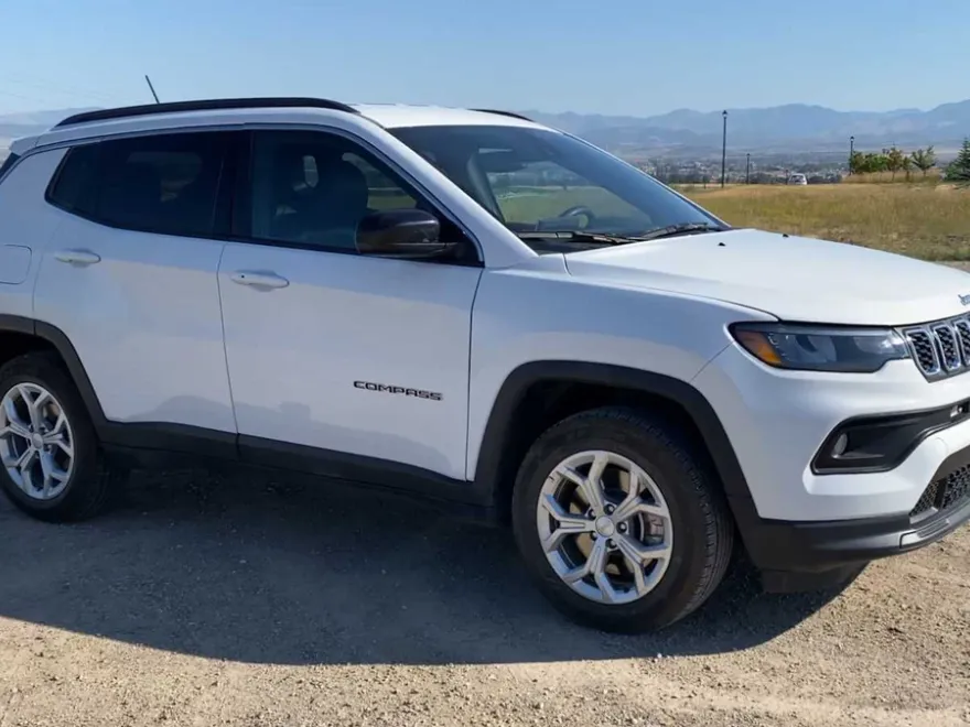 2024 Jeep Compass Latitude photo 1