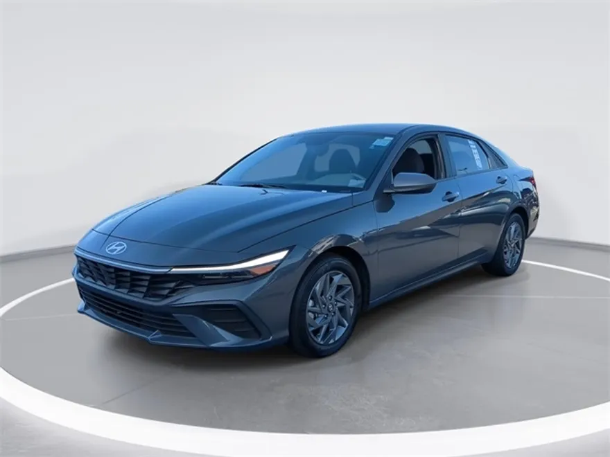 2024 Hyundai Elantra SEL photo 1